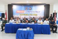 Petugas Bea Cukai bersama Satgaspam Lanudal Juanda saat menunjukkan barang bukti narkotika yang berhasil digagalkan penyelundupannya melalui Bandara Juanda. Sinergi kedua instansi ini menjadi bentuk komitmen pemberantasan narkotika di pintu masuk negara. ©insuara.id