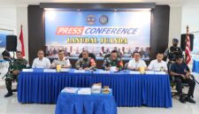 Petugas Bea Cukai bersama Satgaspam Lanudal Juanda saat menunjukkan barang bukti narkotika yang berhasil digagalkan penyelundupannya melalui Bandara Juanda. Sinergi kedua instansi ini menjadi bentuk komitmen pemberantasan narkotika di pintu masuk negara. ©insuara.id