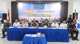 Petugas Bea Cukai bersama Satgaspam Lanudal Juanda saat menunjukkan barang bukti narkotika yang berhasil digagalkan penyelundupannya melalui Bandara Juanda. Sinergi kedua instansi ini menjadi bentuk komitmen pemberantasan narkotika di pintu masuk negara. ©insuara.id
