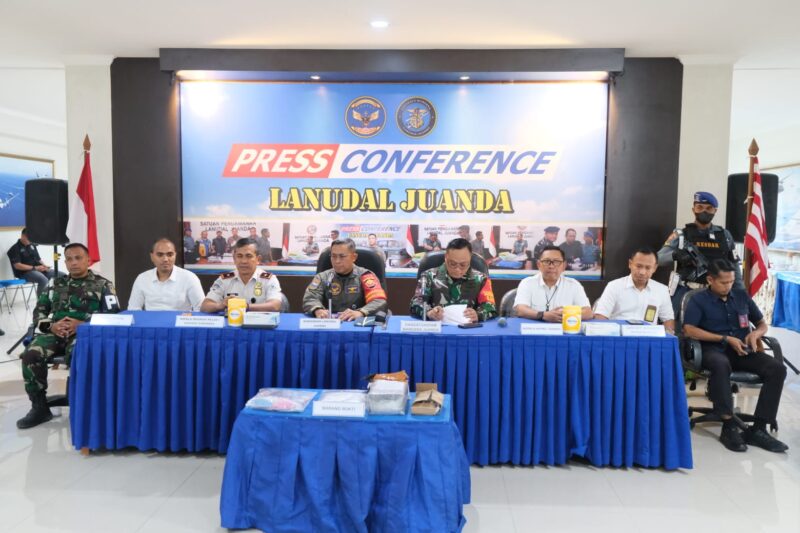 Petugas Bea Cukai bersama Satgaspam Lanudal Juanda saat menunjukkan barang bukti narkotika yang berhasil digagalkan penyelundupannya melalui Bandara Juanda. Sinergi kedua instansi ini menjadi bentuk komitmen pemberantasan narkotika di pintu masuk negara. ©insuara.id