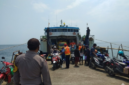 Anggota Polsek Sapudi bersiap saat kedatangan kapal di Pelabuhan Tarebung, Pulau Sapudi, Sumenep, Madura.