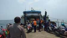 Anggota Polsek Sapudi bersiap saat kedatangan kapal di Pelabuhan Tarebung, Pulau Sapudi, Sumenep, Madura.