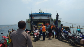 Anggota Polsek Sapudi bersiap saat kedatangan kapal di Pelabuhan Tarebung, Pulau Sapudi, Sumenep, Madura.