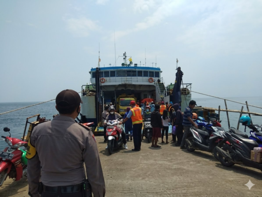 Anggota Polsek Sapudi bersiap saat kedatangan kapal di Pelabuhan Tarebung, Pulau Sapudi, Sumenep, Madura.