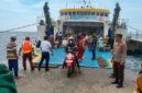 Suasana kedatangan penumpang di dermaga Pelabuhan Tarebung, Pulau Sapudi, Sumenep, Madura.