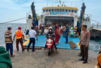 Suasana kedatangan penumpang di dermaga Pelabuhan Tarebung, Pulau Sapudi, Sumenep, Madura.