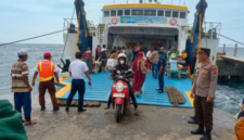 Suasana kedatangan penumpang di dermaga Pelabuhan Tarebung, Pulau Sapudi, Sumenep, Madura.