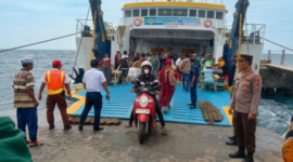 Suasana kedatangan penumpang di dermaga Pelabuhan Tarebung, Pulau Sapudi, Sumenep, Madura.