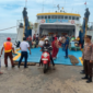 Suasana kedatangan penumpang di dermaga Pelabuhan Tarebung, Pulau Sapudi, Sumenep, Madura.