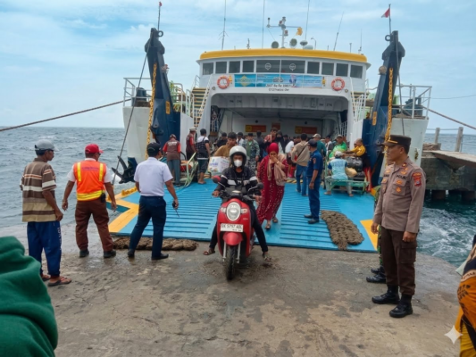 Suasana kedatangan penumpang di dermaga Pelabuhan Tarebung, Pulau Sapudi, Sumenep, Madura.