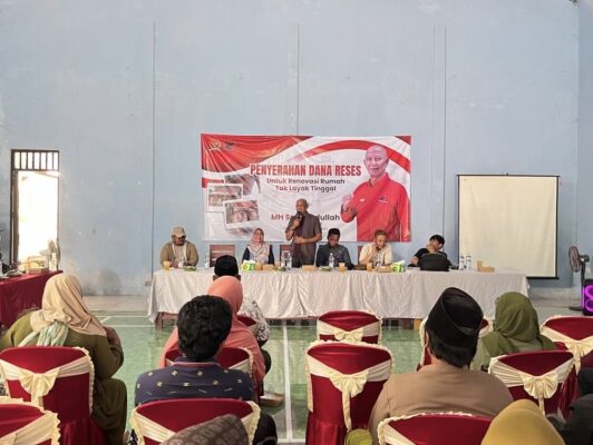 MH Said Abdullah salurkan bantuan tumah tidak layak tinggal untuk warga Pulau Raas.